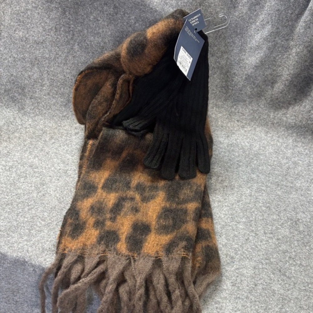 Universal Thread brown&  blk scarff and gloves set animal print NWT
